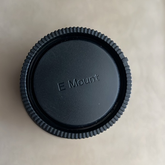 New Sony FE 16–35mm F4 ZA OSS Full-frame Wide-angle Zoom ZEISS Lens - Picture 6 of 9